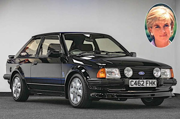 В дните, когато е просто лейди Даяна Спенсър , бъдещата принцеса на Уелс също е преследвана от папараци. Четвърт век след смъртта й най-известната й кола стана Series I Escort RS Turbo, за която се смята, че е единствената боядисана в черно, а не в бяло. Това е заради ъвет на на полицията да я направят по-малко забележима. Има и решетка от по-малък Escort по същата причина.

Колите на Даяна стигат високи цени на търг, но този надмина всички останали с огромен марж, когато замина за &pound;722 500 през август 2022. Причината - комбинация от произход, рядкост, изключително състояние и много малък пробег: само 24 961 мили в момента на продажбата. Предишният рекорд на търг за RS Turbo &ndash; около 63 500 британски лири, беше задминат с обиколки.